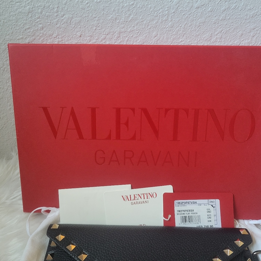 VALENTINO GARAVANI Pebbled Calfskin Medium Rockstud Envelope Wristlet Black - Picture 4 of 9